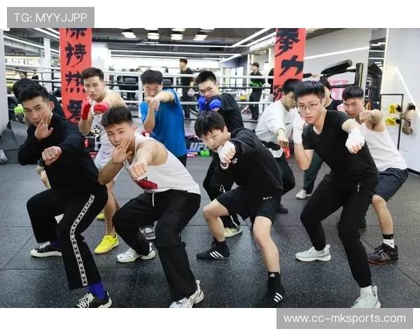 拳击双方开场即对攻引发全场沸腾