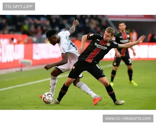 勒沃库森中路配合密集反复穿插得手