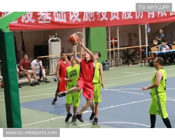 上海队上篮被封盖后迅速打出反击得分,展现完美团队协作 上海队上篮被封盖后迅速打出反击得分,展现完美团队协作